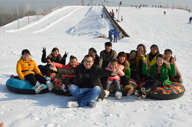Ningxia west summer resort ski resort opened its first day with nearly 1,000 visitors