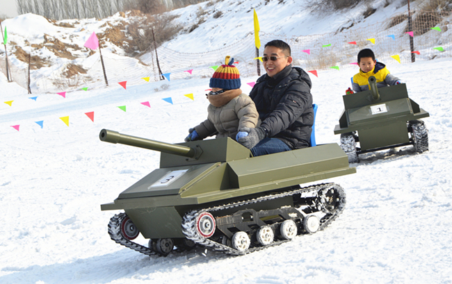 宁夏西夏风情园引进雪地坦克游客体验对战刺激